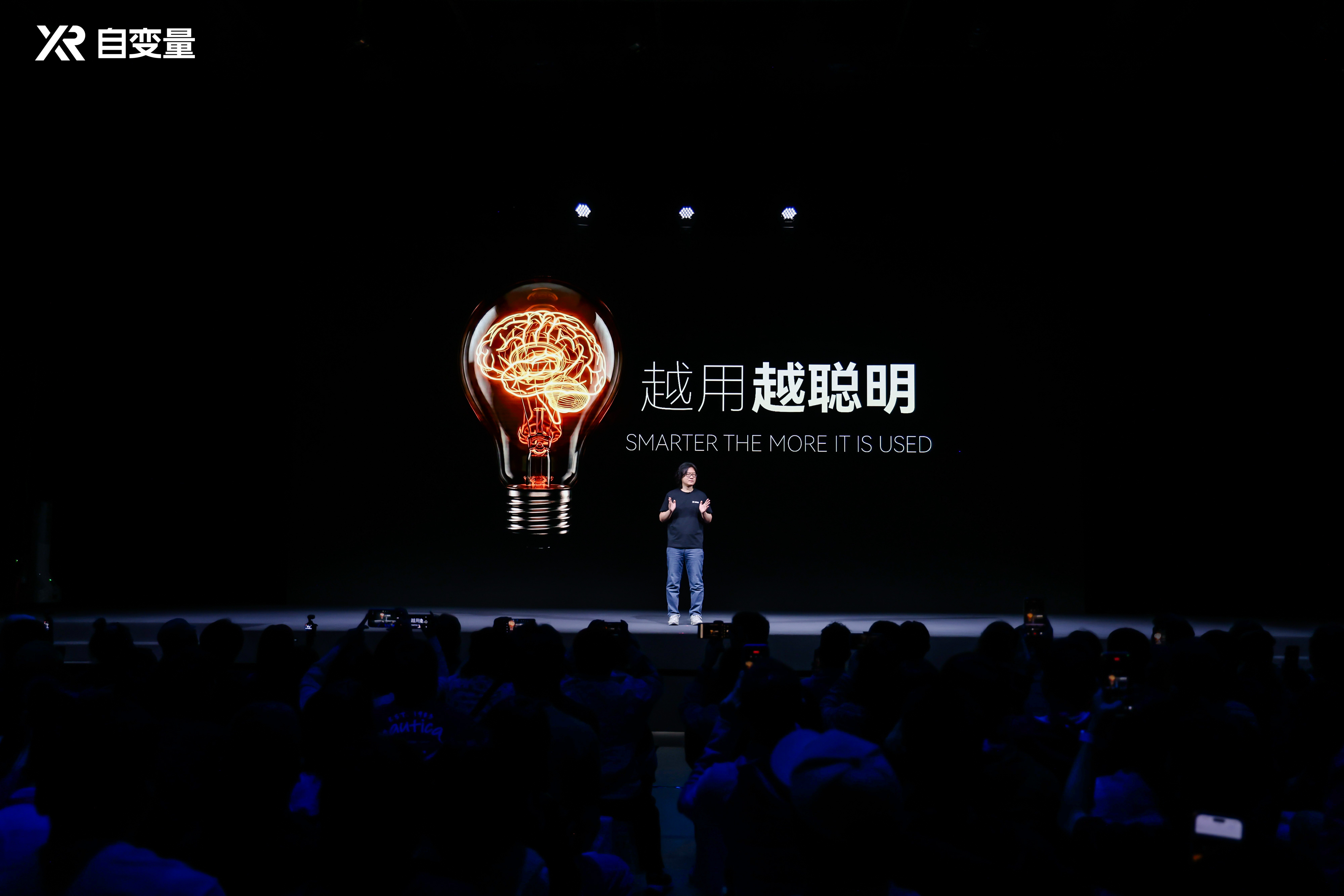 机器人这回真要进家当保姆了!世界统一模型登场,有世界观、能自我进化