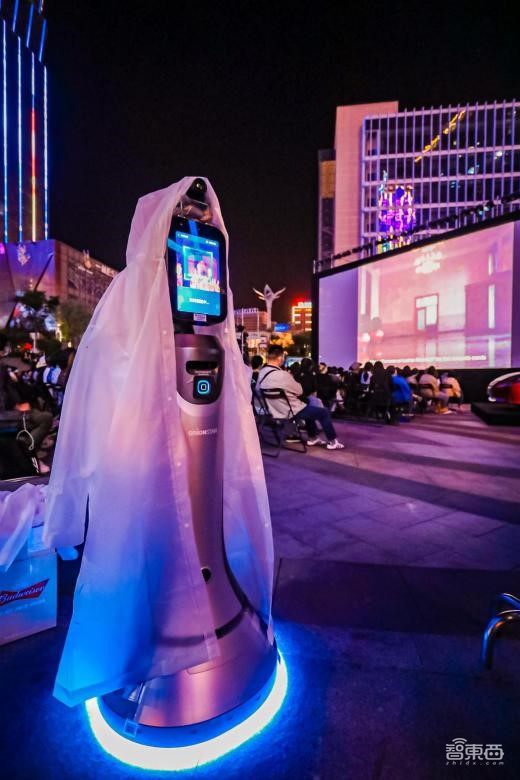 机器人志愿者上岗FIRST青年电影节,带你探班最飒高原露天影展