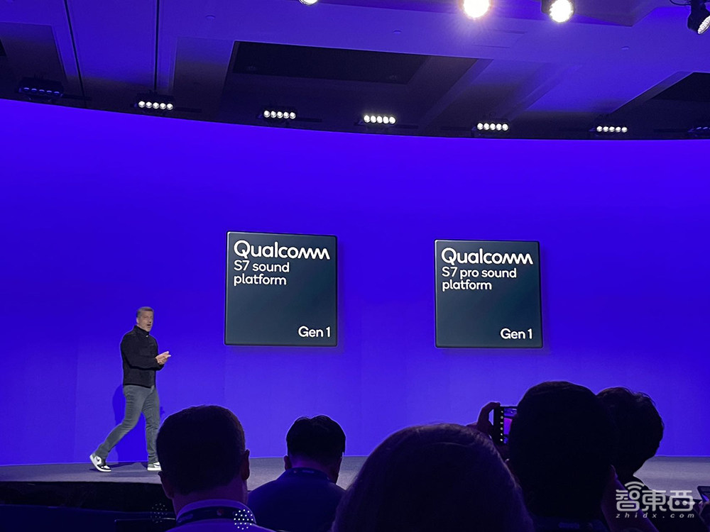 高通甩出最强芯片三件套!手机跑100亿参数大模型,PC芯片逆袭苹果英特尔