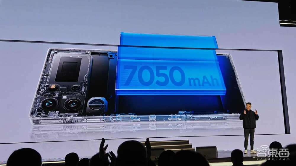 地表最强游戏手机!红魔10 Pro死磕PC级电竞体验,亮全球首款4K裸眼3D游戏本