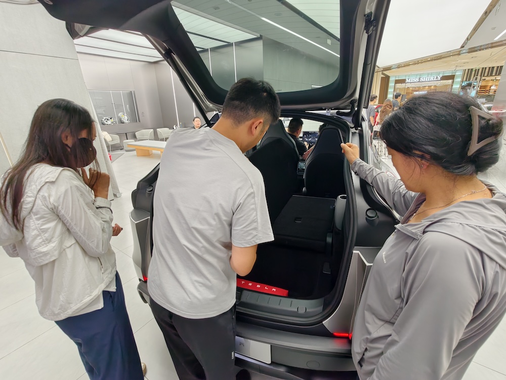 特斯拉Model Y L卖爆了！6天卖空一个月产能，工作日顾客挤爆门店，暴雨还来看车