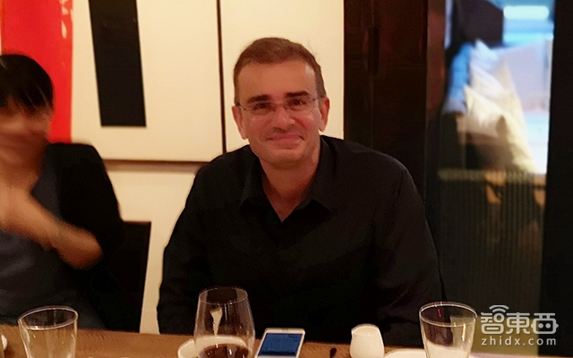 英特尔AI大会现场：秀AI作曲神技！推新版AI芯片