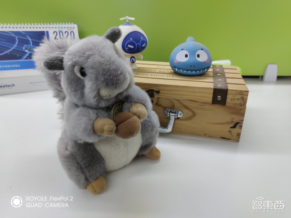 柔宇二代折叠屏手机全球首测:“无折痕”秒杀三星!弯折寿命超百万次