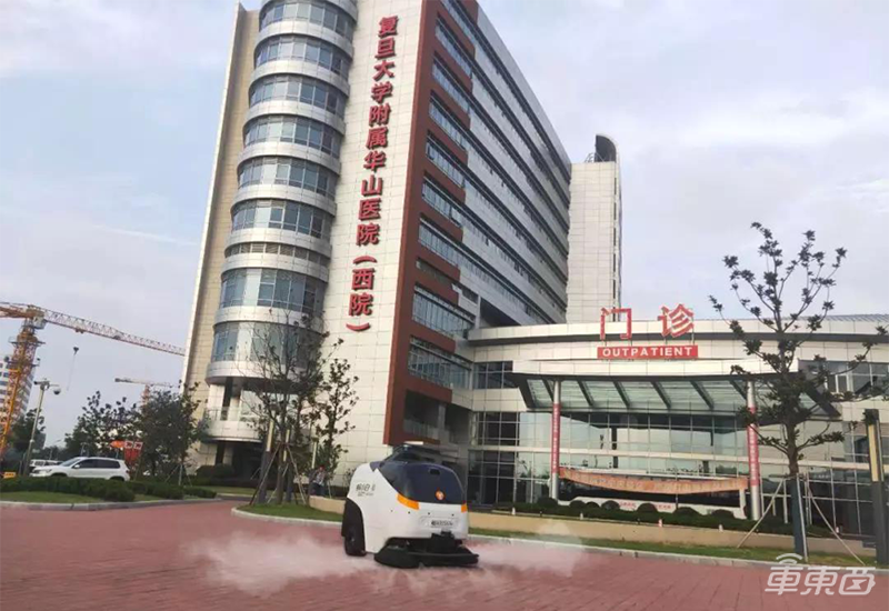 低速无人车集体上阵抗疫!扫地杀毒测体温,送药送菜真暖心