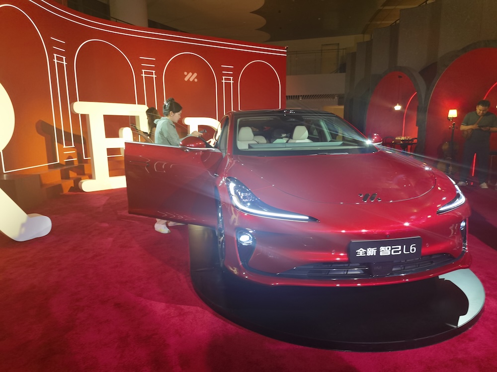全新智己L6 20.49万起卖！全系标配800V，新增高速ETC自动通行