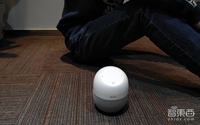 发力人工智能 DOSS打造了一款可移动智能音箱