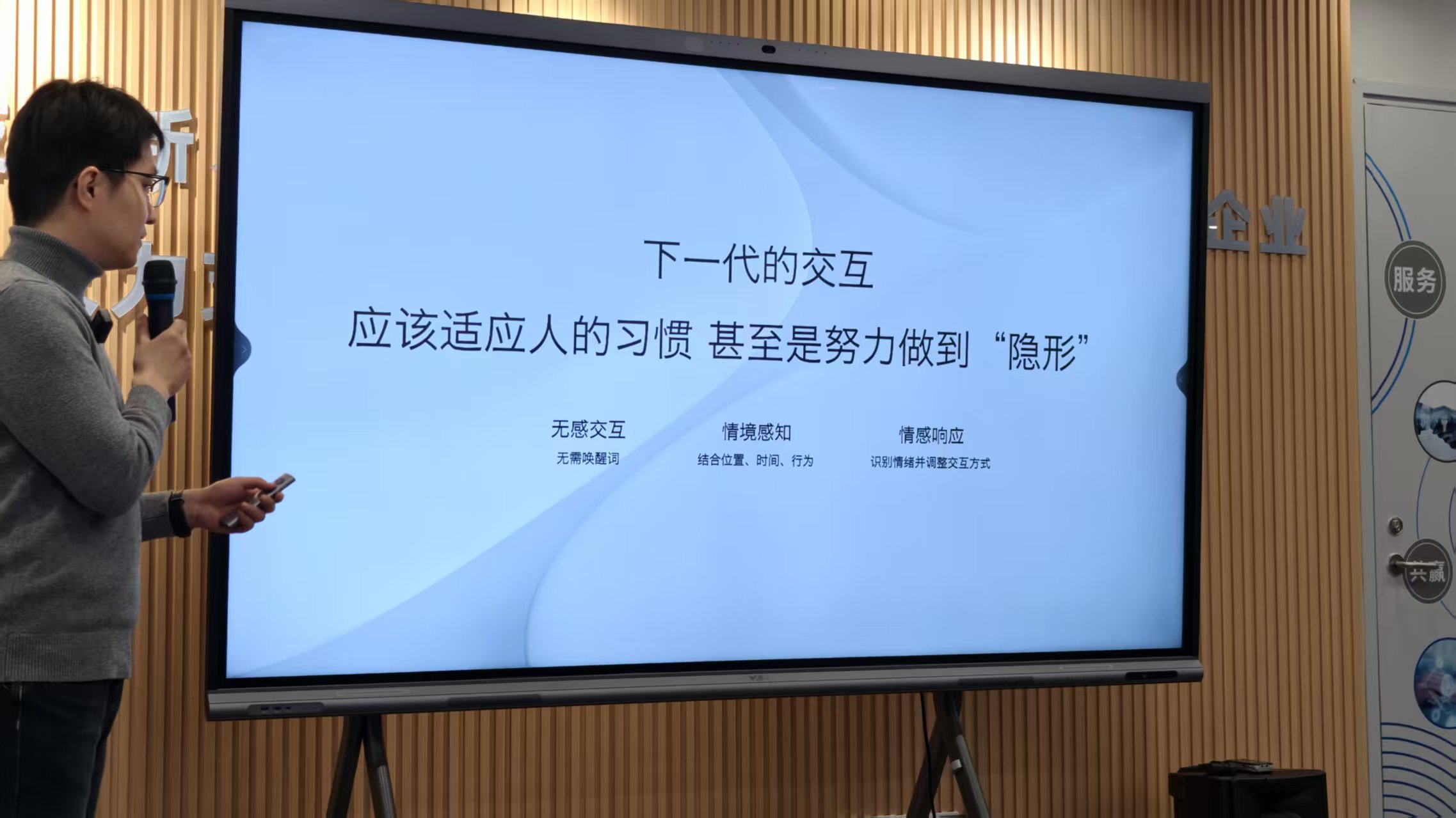 这款爆火CES的中国AI眼镜，为什么长得跟别人都不一样？