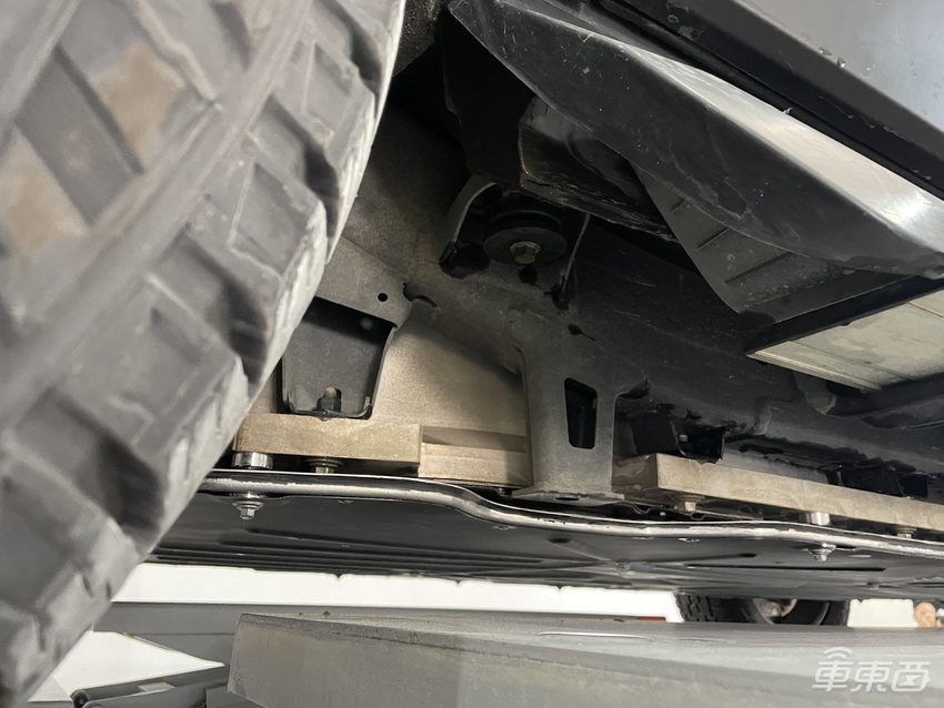 东风猛士917传承军车标准，打造强悍电池安全设计，轻松通过四大魔鬼挑战