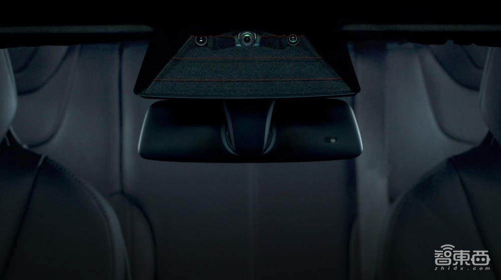 后怕!司机睡着了,特斯拉一边超车,一边撞路桩