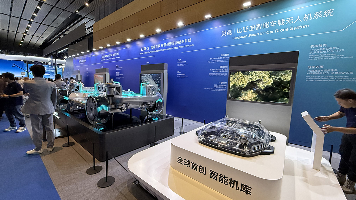 比亚迪四大品牌“包馆”成都车展：技术下沉与豪华上行并行