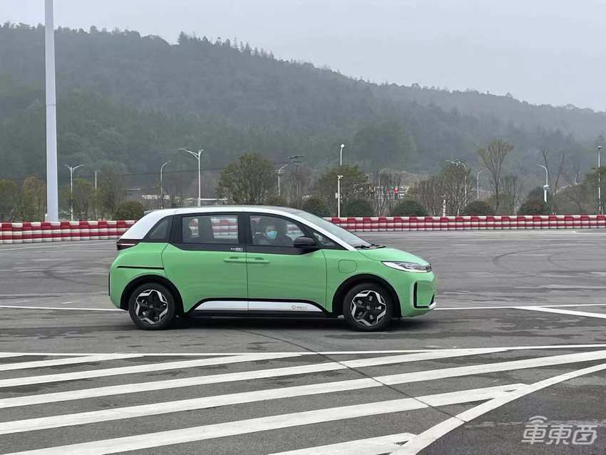 抢先体验滴滴定制网约车：后排堪比头等舱，能看电视能唱歌