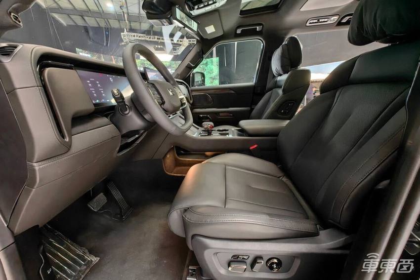 极石01售价34.99万起！除了彩电大沙发，还带厨房热水器