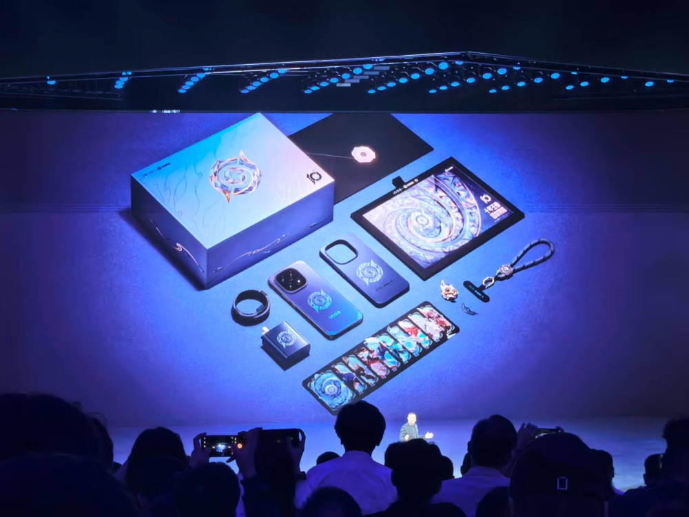 iQOO 15死磕电竞和显示，自研芯要做“手机显卡”，4199元起