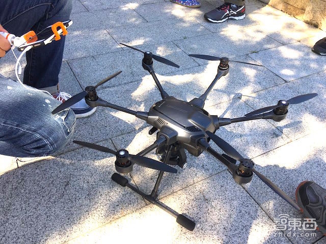 英特尔投资6千万美元的避障无人机昊翔国内上手飞