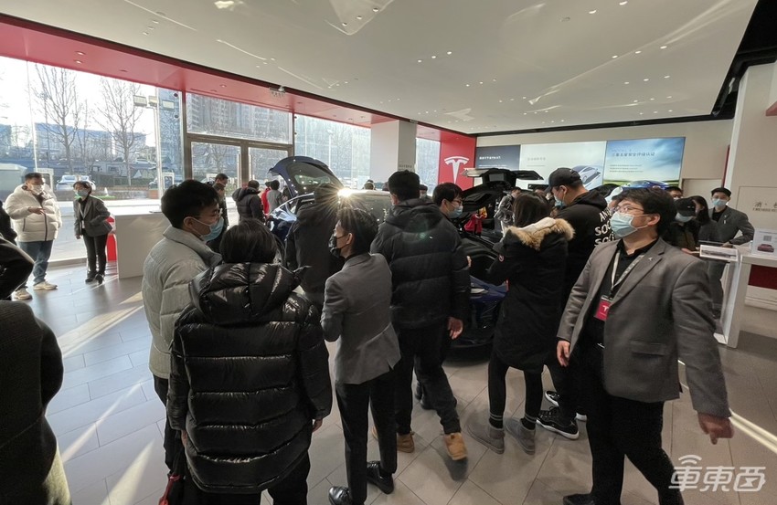 特斯拉Model Y有多火？每小时卖出200台，门店都挤爆了