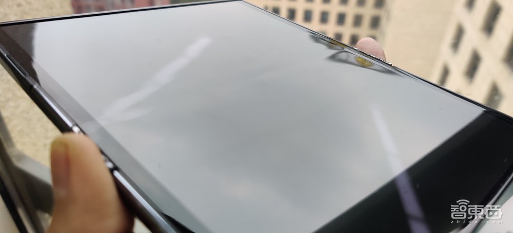 柔宇二代折叠屏手机全球首测:“无折痕”秒杀三星!弯折寿命超百万次