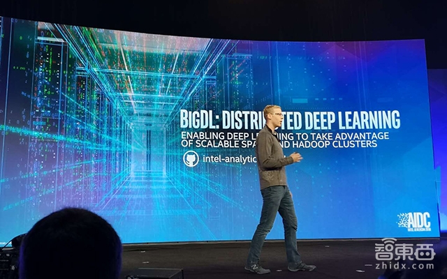 英特尔AI大会现场：秀AI作曲神技！推新版AI芯片