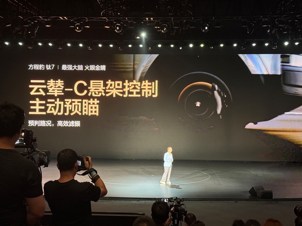 17.98万起！方程豹钛7玩出新花样，无人机、电动滑板随车一起卖