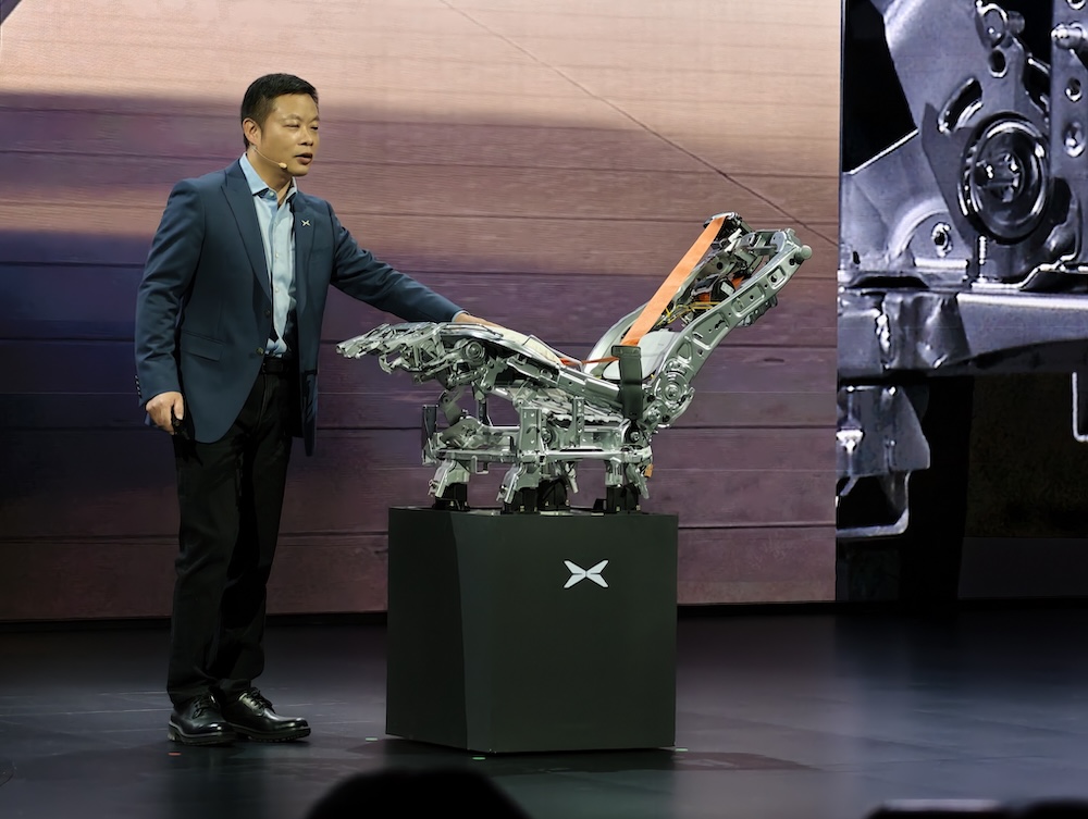 30.98万起!小鹏首款增程车比预售低4万开卖,人形机器人出镜卖车