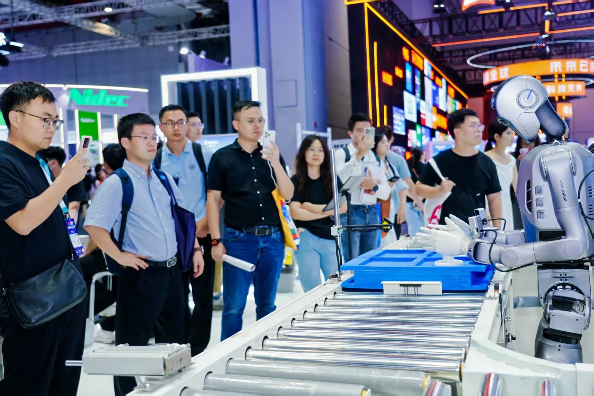 全球首个多形态具身智能机器人平台来了!越疆率先打开具身工业时代大门