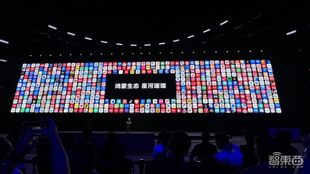 中国人自己的操作系统!余承东掏出纯血鸿蒙,华为AI大招硬刚苹果