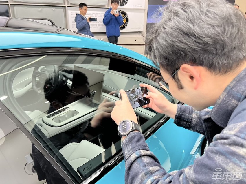 小米汽车门店火爆到限流！看车队伍排到晚上10点，消费者：加完班也要来看看