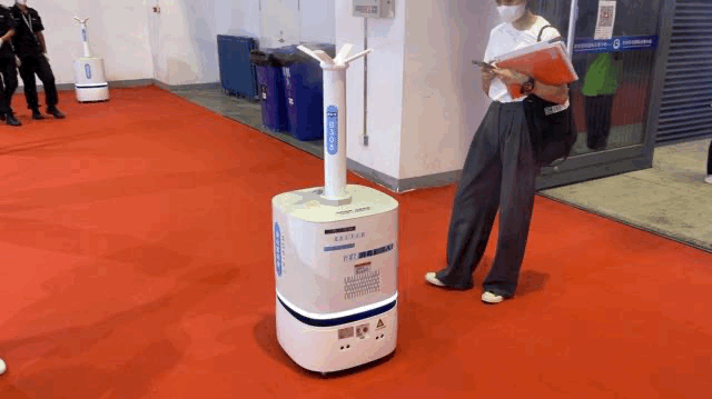 邓丽君现场“复活”!130只机器狗群舞,世界机器人大会7大亮点揭秘