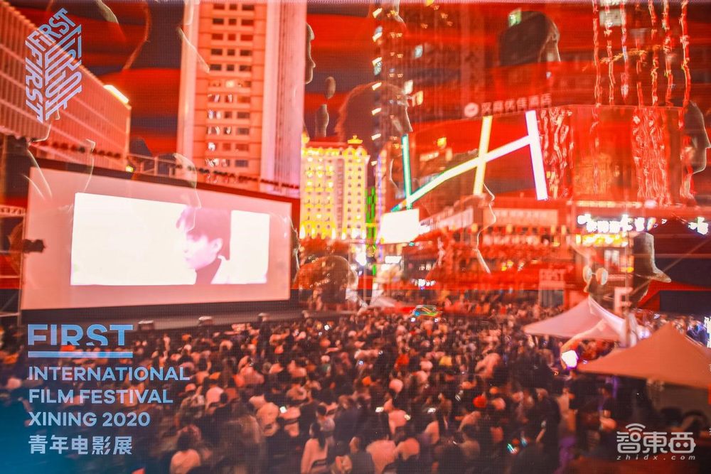 机器人志愿者上岗FIRST青年电影节,带你探班最飒高原露天影展