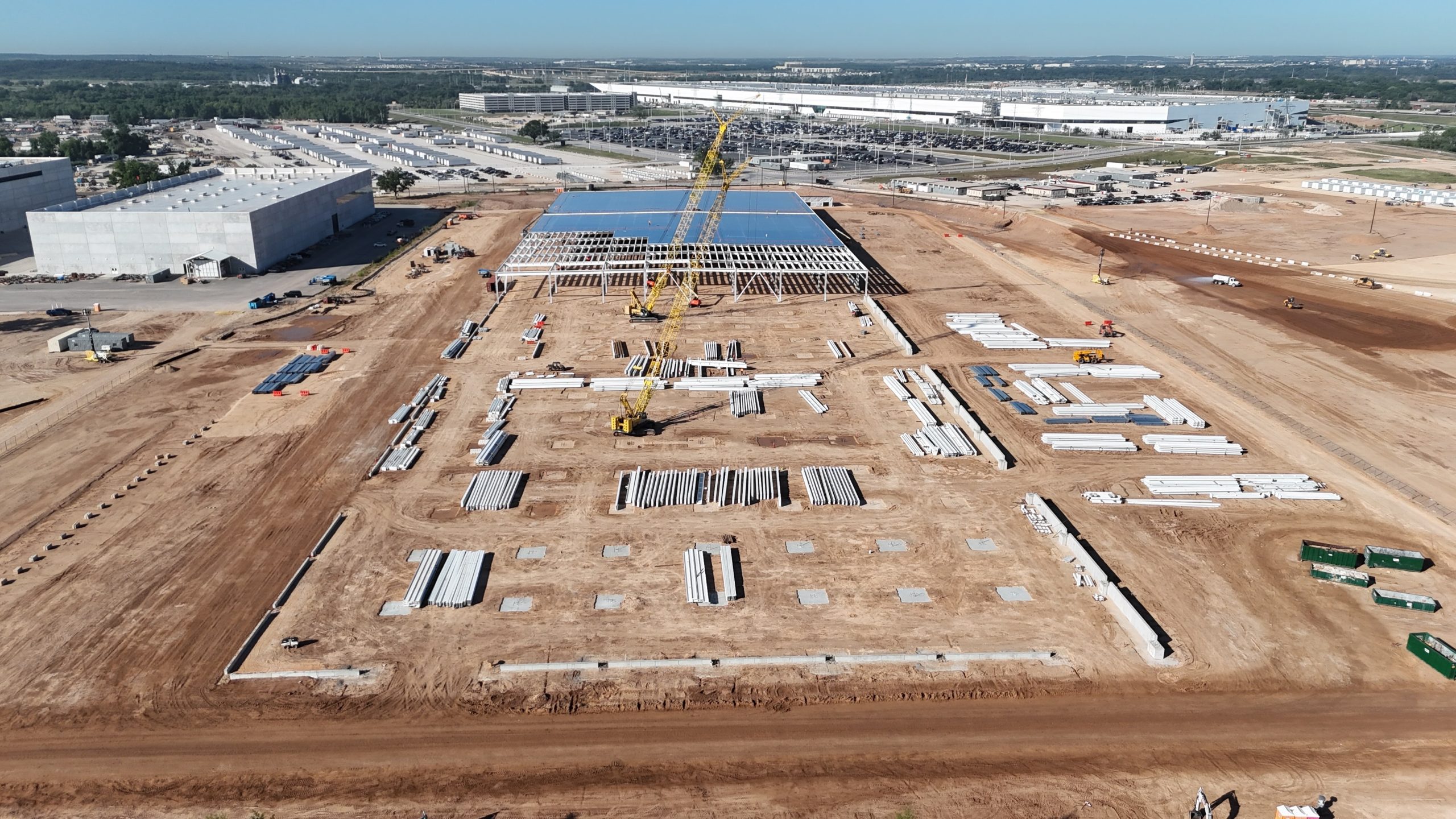 马斯克对内动刀!超算团队整合,全力投向智驾芯片研发