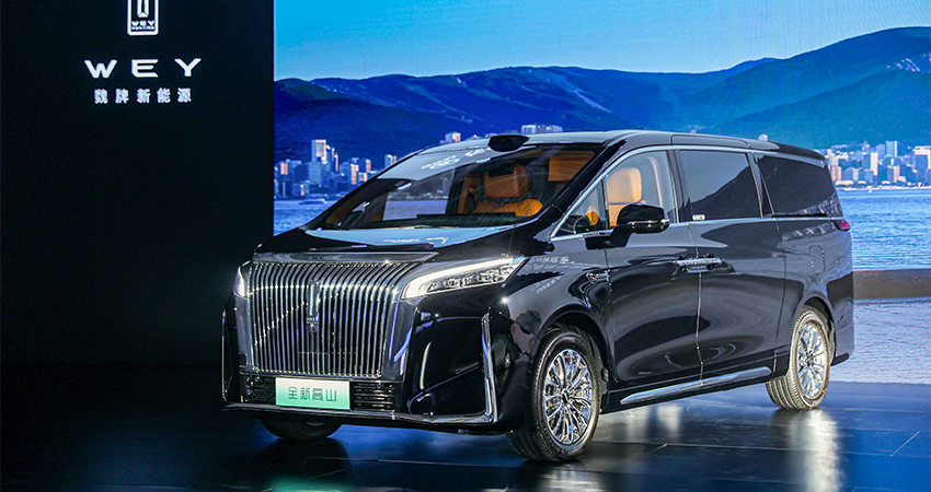 魏牌全新高山预售32.98万起，全系标配Hi4插混四驱，高管：打死不做增程