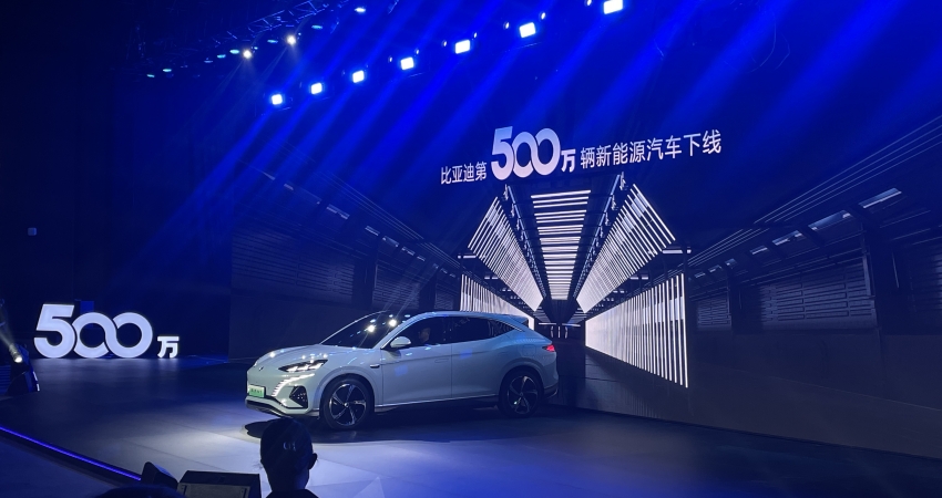王传福现场哽咽落泪,比亚迪500万辆新能源下线!
