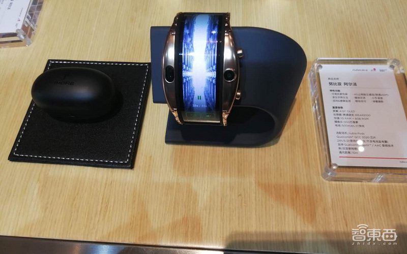 比纸还薄的柔性屏，搭载可穿戴设备专用系统，努比亚腕机来了！