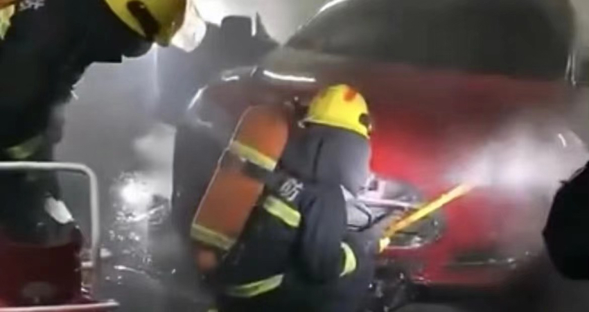 老款特斯拉Model S冒烟后6秒起火，波及宝马7系 官方曾推电池OTA更新