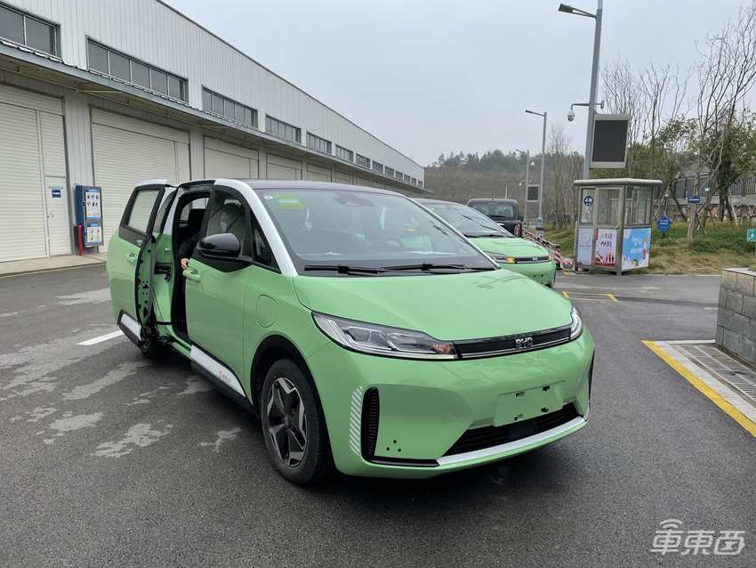 抢先体验滴滴定制网约车:后排堪比头等舱,能看电视能唱歌