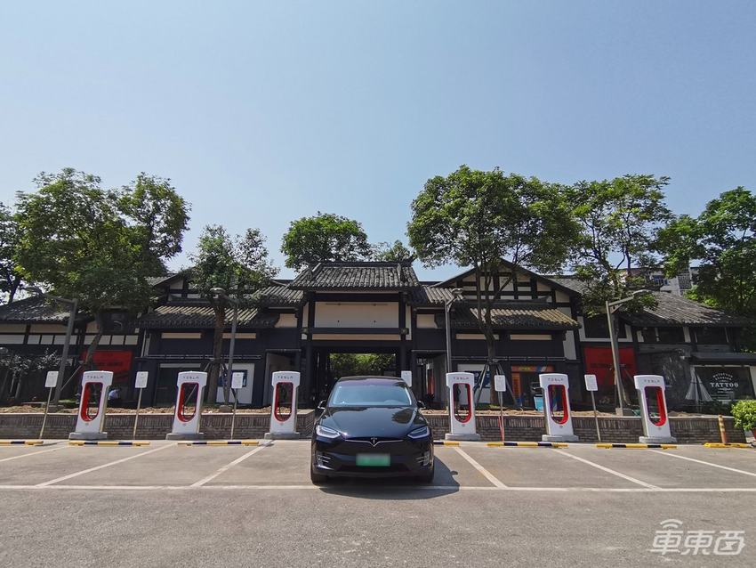 特斯拉超级充电桩已达4万个，单个充电桩可满足超80辆车充电需求