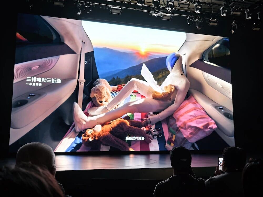 30.98万起!小鹏首款增程车比预售低4万开卖,人形机器人出镜卖车