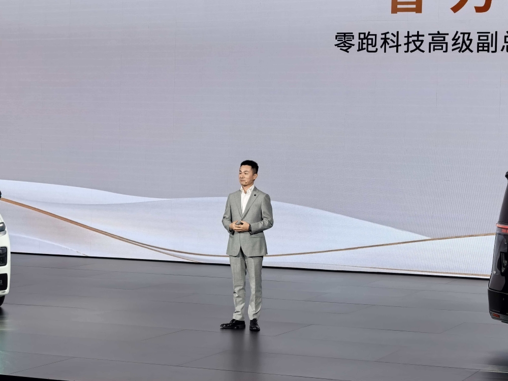 25万入手旗舰MPV！零跑又掀桌子了，朱江明喊话对标埃尔法