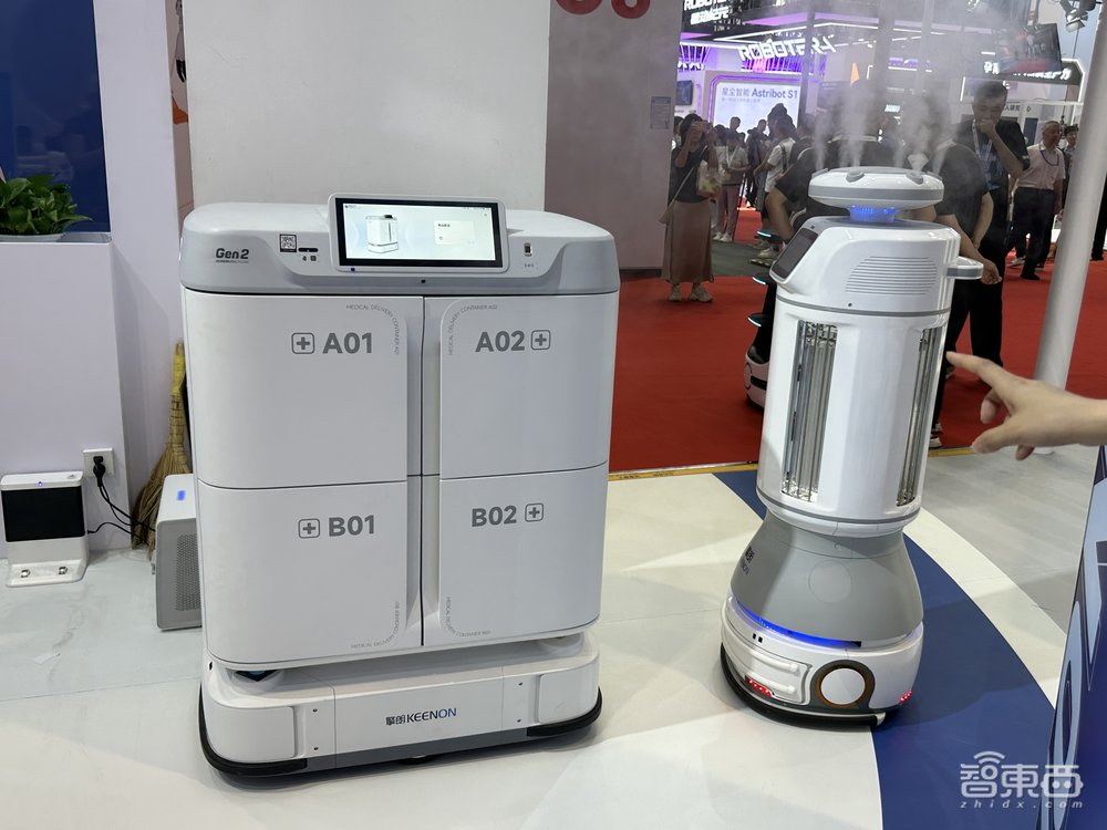 逛遍世界机器人大会:27款人形机器人爆场,机械臂大跳刀群舞,仿生人逼真到恐怖