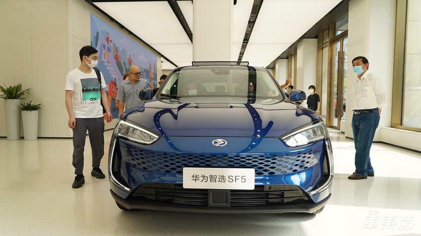 华为卖车有多火?一天超百人试驾,销售都不够用了