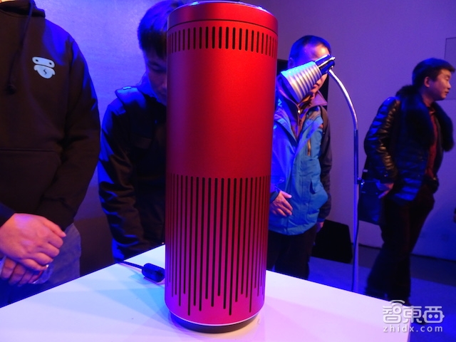 小智管家机器人亮相:能开关电灯电视 还能送大米鲜花