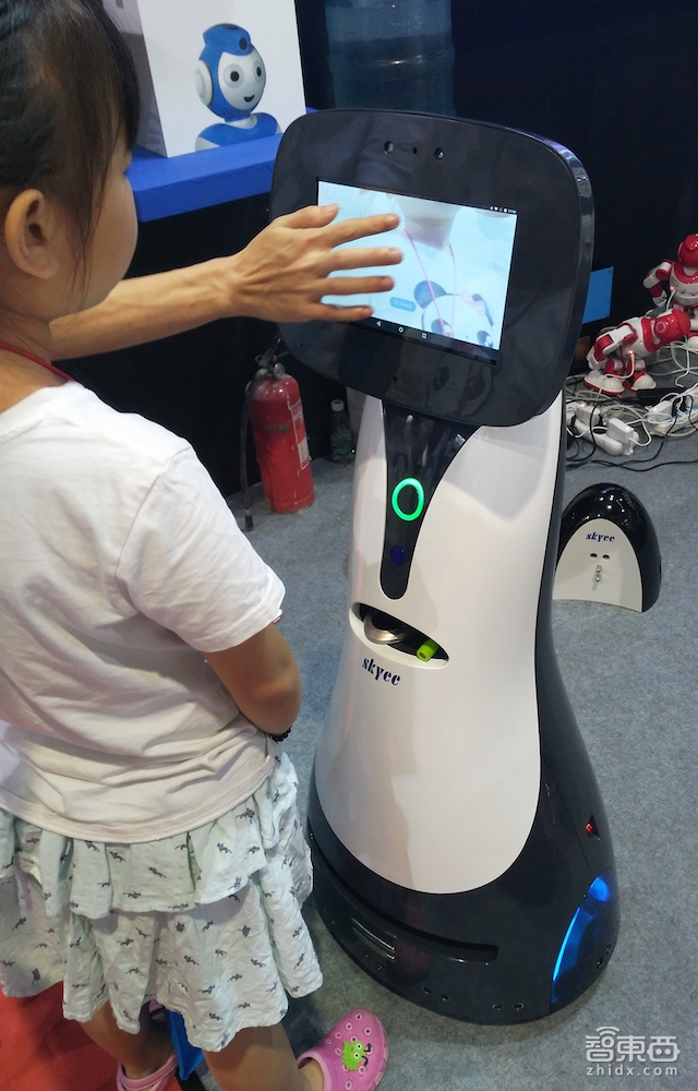 15家井喷入市!服务机器人彻底火了!