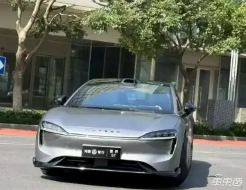 华为版Model S来了！鸿蒙座舱+智驾+光场屏，智能化武装到牙齿