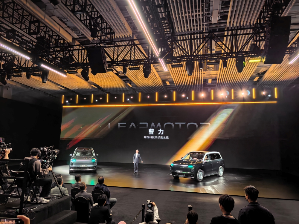 零跑杀疯了!9系旗舰SUV干到20万出头,发布会现场欢呼声炸了