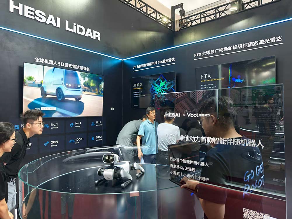 最贵97万搬回家，人形机器人天团涌入北京！暴走2万步玩命逛完，亮点都在这了