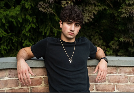 19岁天才少年做AI应用，下载量超1500万次、年入2亿，反手被行业头部玩家收购