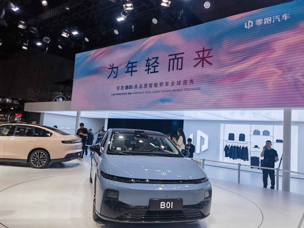 上海车展首日:雷军没来小米展台仍爆满,余承东预言新车“大爆”,何小鹏忙着遛“人”