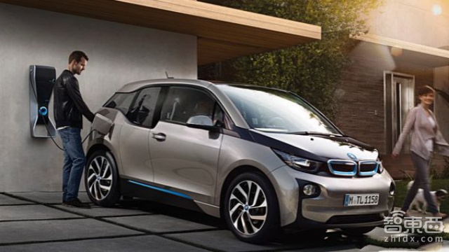 停车即可充电 “一柱两用”宝马推路灯充电桩