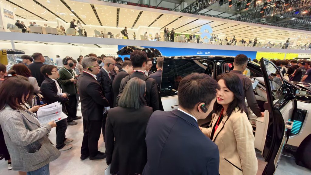 史上最大北京车展开幕！车企狠卷大三排SUV，舱驾融合、Agent上车成新趋势