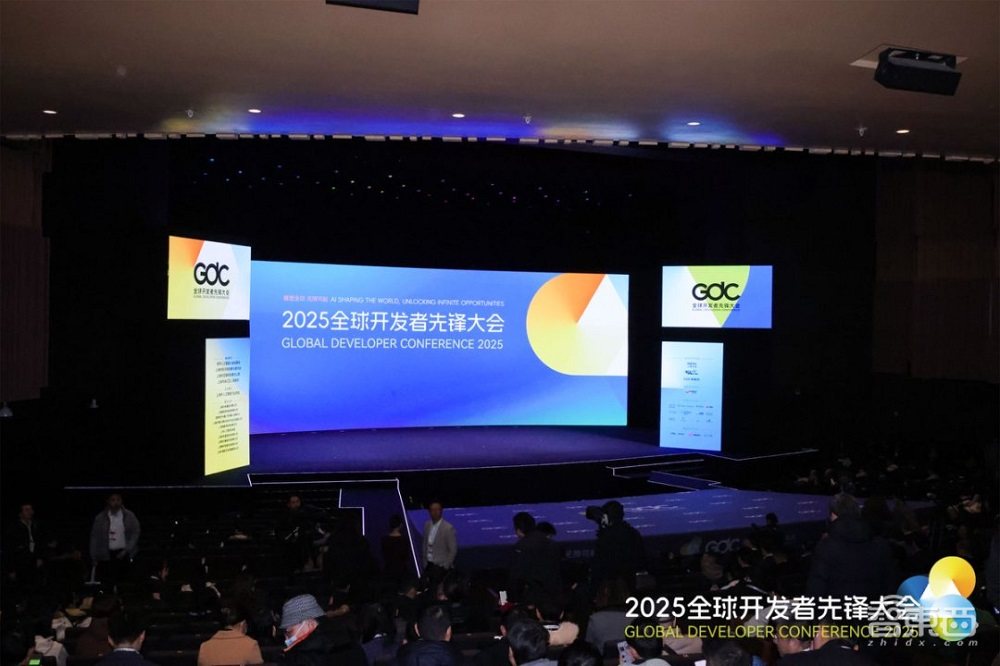 全球开发者先锋大会上海开幕!特斯拉宇树抱抱脸魔搭都来了,超10款机器人同场斗法