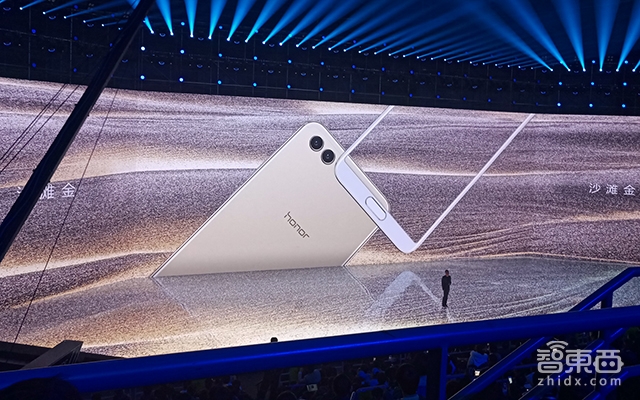 荣耀推AI手机V10 搭载麒麟970芯片 现场叫板iPhone X动画表情Animoji